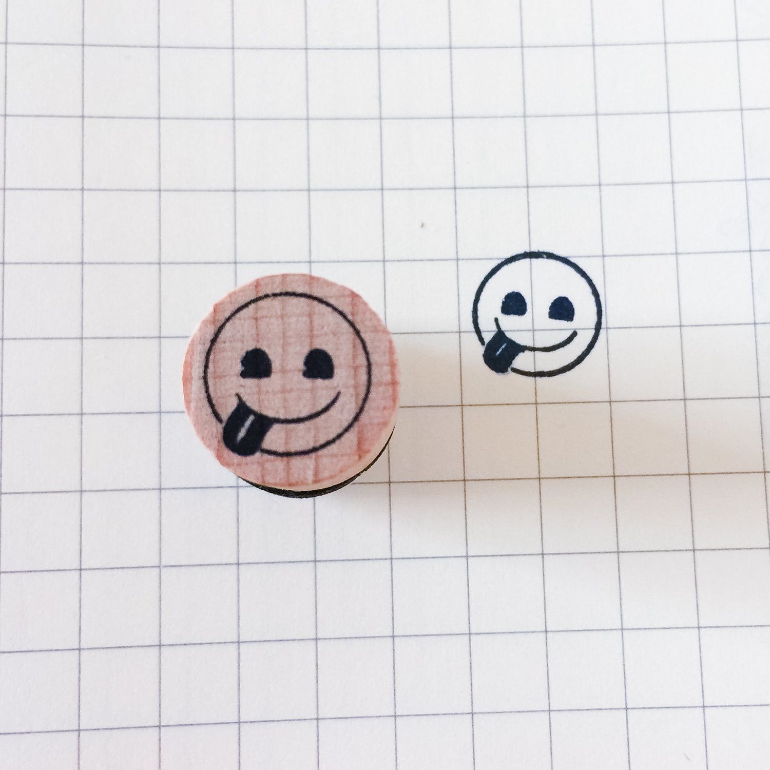 Tampon Emoji En Bois Smiley Qui Tire La Langue