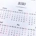 Sticker Calendrier 2020 / annuel (pleine page) / script